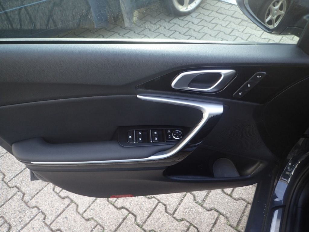 Fahrzeugabbildung Kia Ceed_sw Plug-in Spirit 1.6 ACC Totwinkelassisten