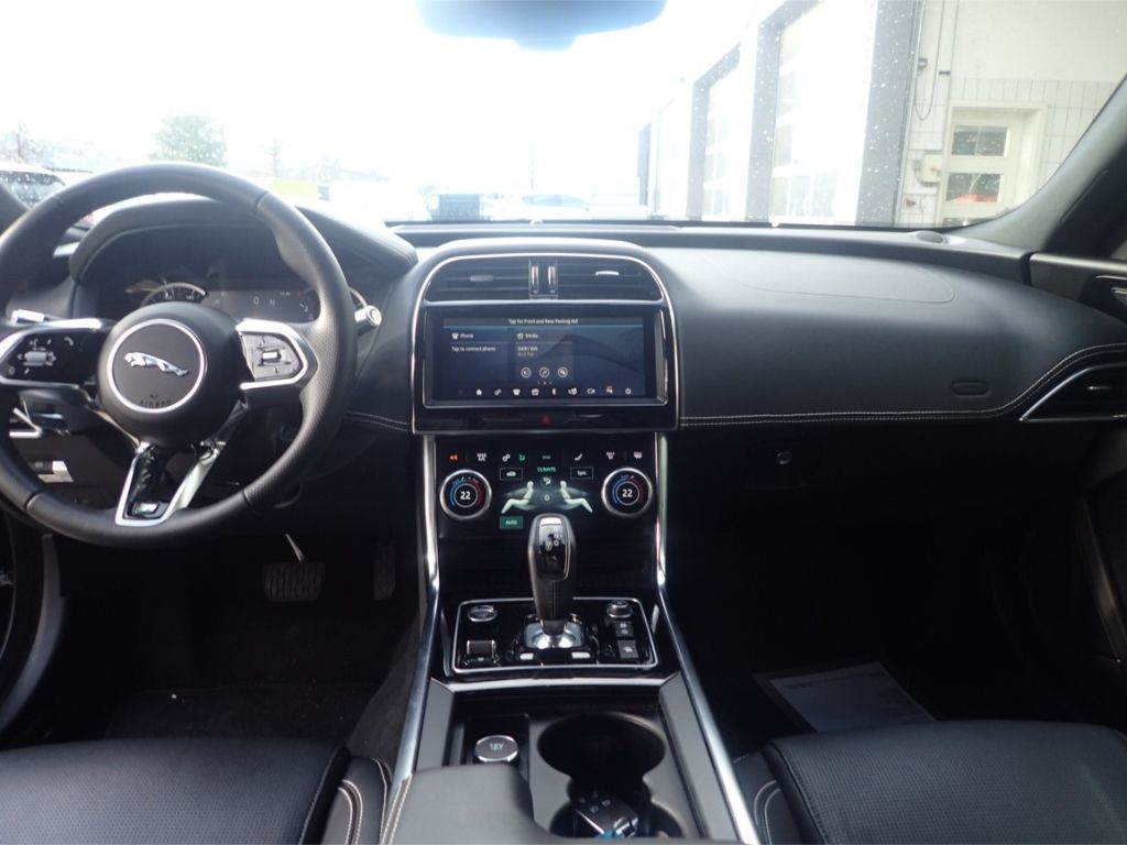 Fahrzeugabbildung Jaguar XE 2.0 R-Dynamic 4WD Matrix LED elektr. Sitze Ap