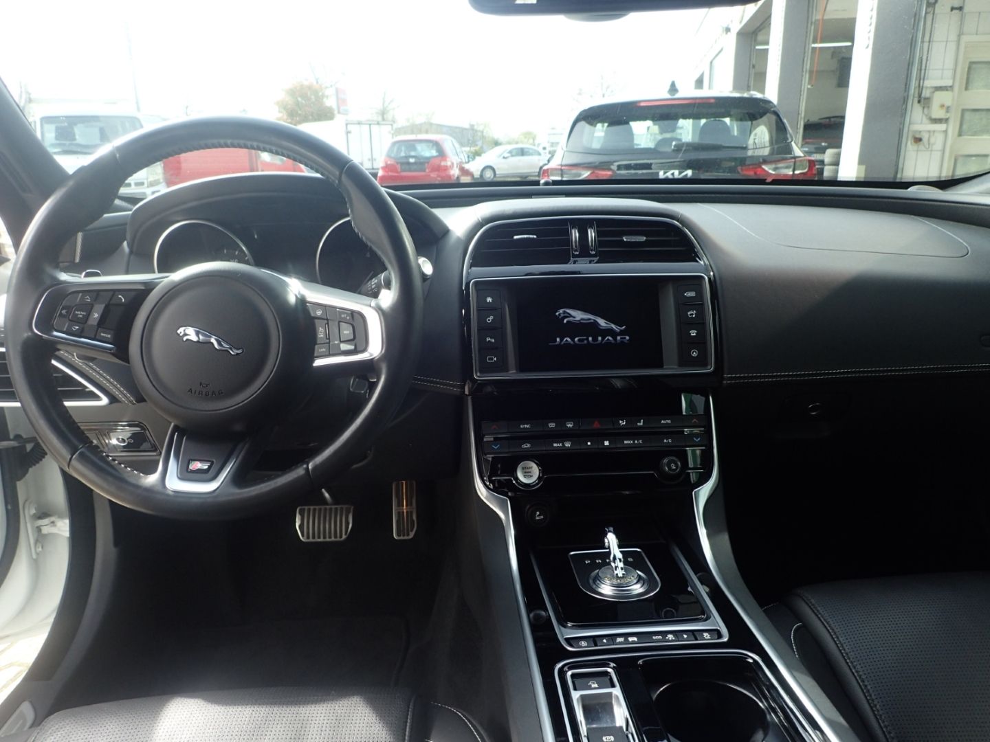 Fahrzeugabbildung Jaguar XE S 3.0 Panorama Navi Soundsystem Bi-Xenon Mehr