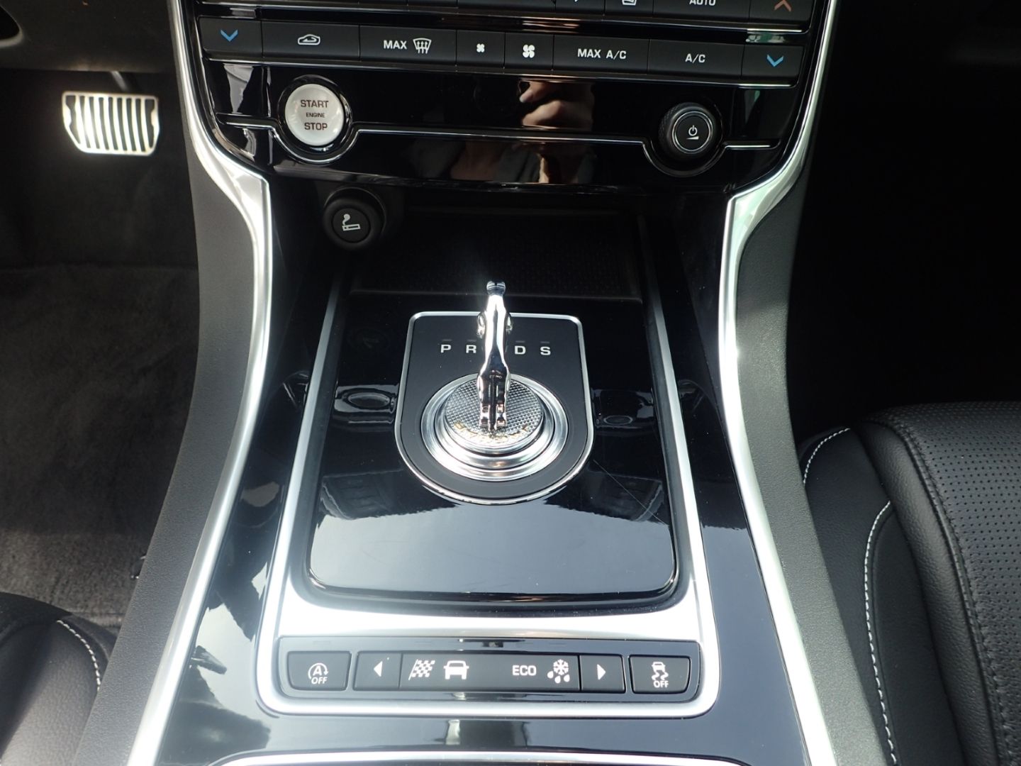 Fahrzeugabbildung Jaguar XE S 3.0 Panorama Navi Soundsystem Bi-Xenon Mehr