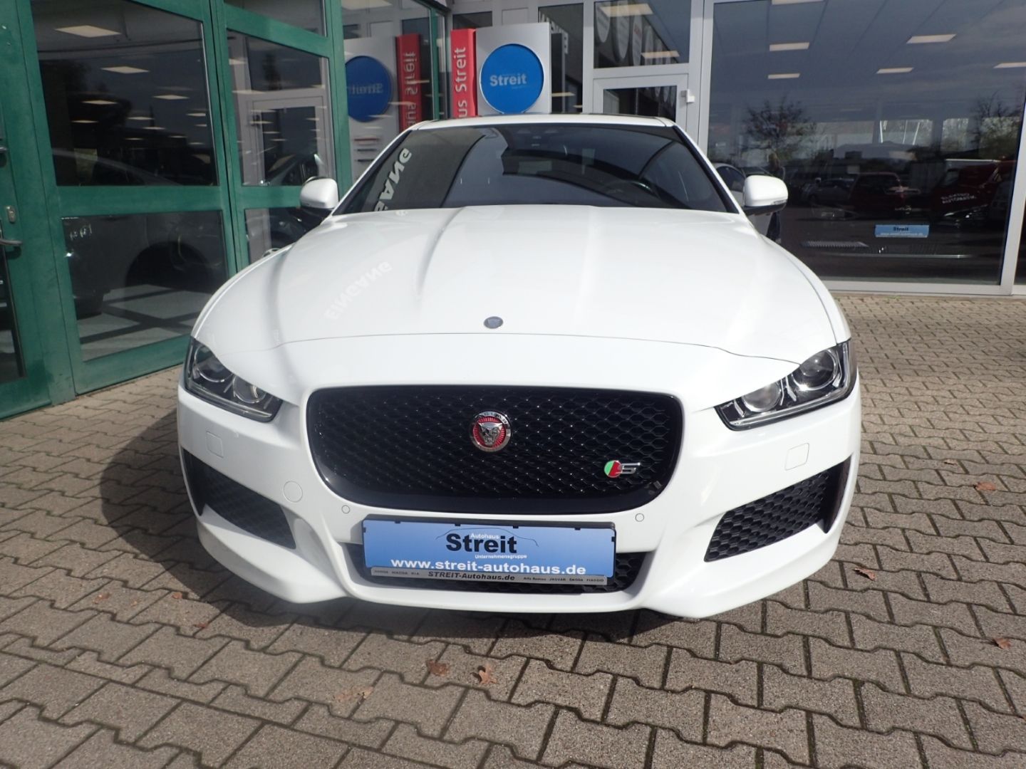 Fahrzeugabbildung Jaguar XE S 3.0 Panorama Navi Soundsystem Bi-Xenon Mehr