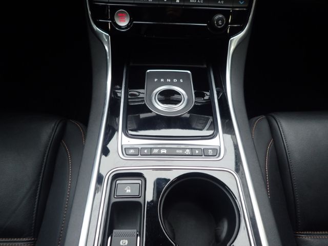 Fahrzeugabbildung Jaguar XE Prestige 20t Leder Soundsystem Bi-Xenon e-Sit