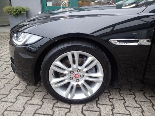 Fahrzeugabbildung Jaguar XE Prestige 20t Leder Soundsystem Bi-Xenon e-Sit