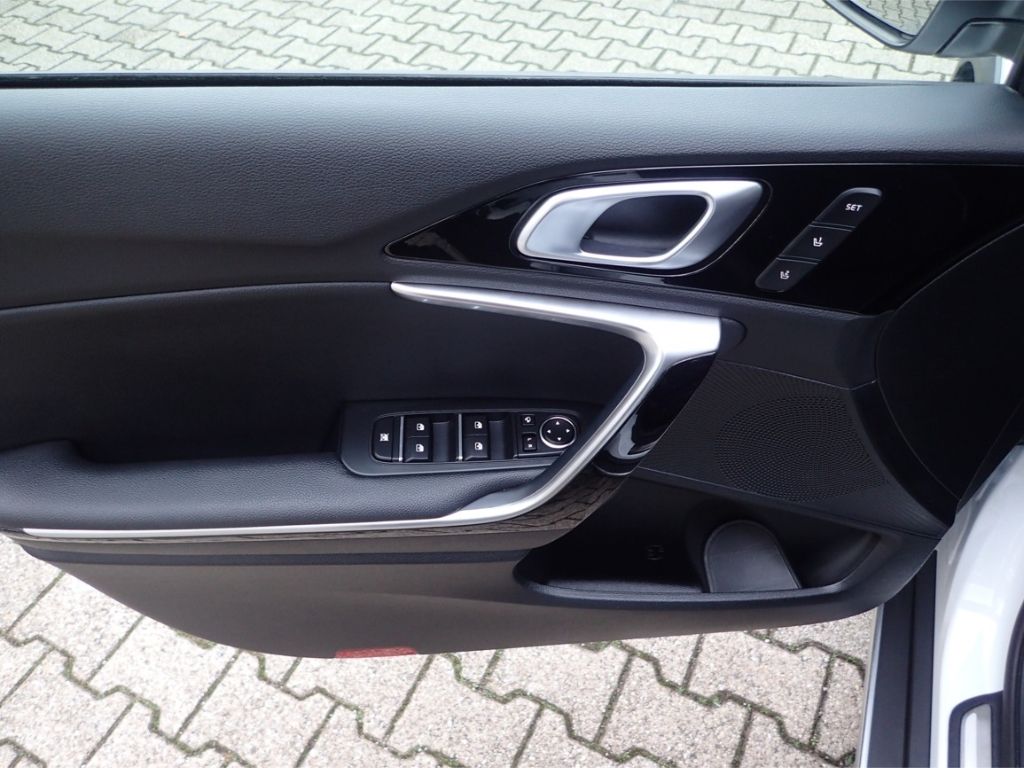 Fahrzeugabbildung Kia XCeed 1.6 Plug-in Platinum Edition Navi, SHZ v+h