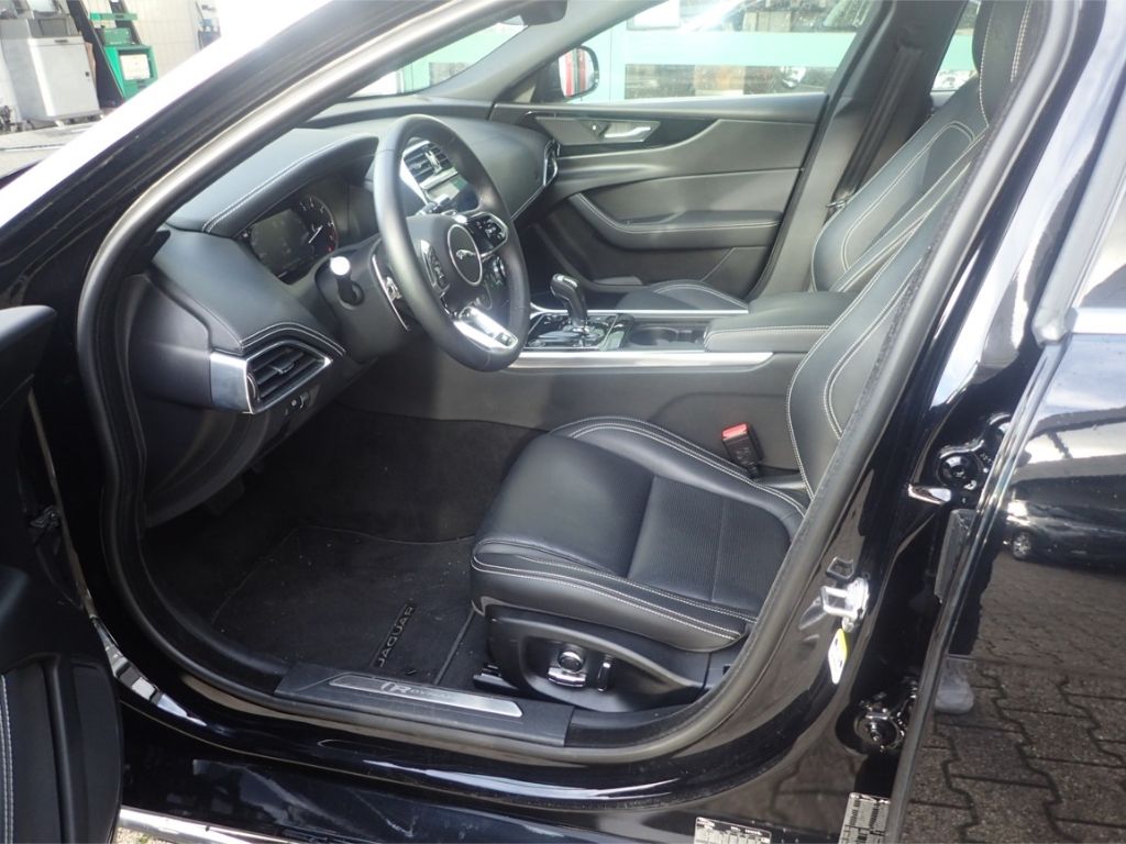 Fahrzeugabbildung Jaguar XE 2.0 R-Dynamic 4WD Matrix LED elektr. Sitze Ap