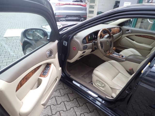 Fahrzeugabbildung Jaguar S-Type 4.2 V8 Executive Memory Sitze SHZ PDCv+h